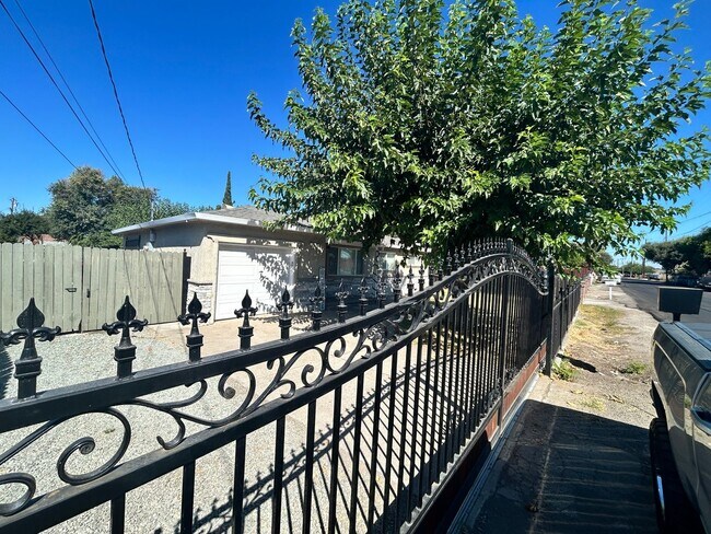 Building Photo - 3 Bedroom/1 Full Remodeled Bath Stockton Ca