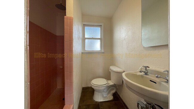 Building Photo - 2548 E 3rd St