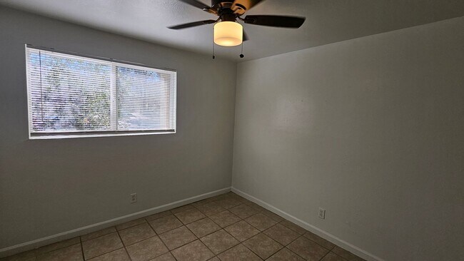 Building Photo - 3 Bed 2 Bath