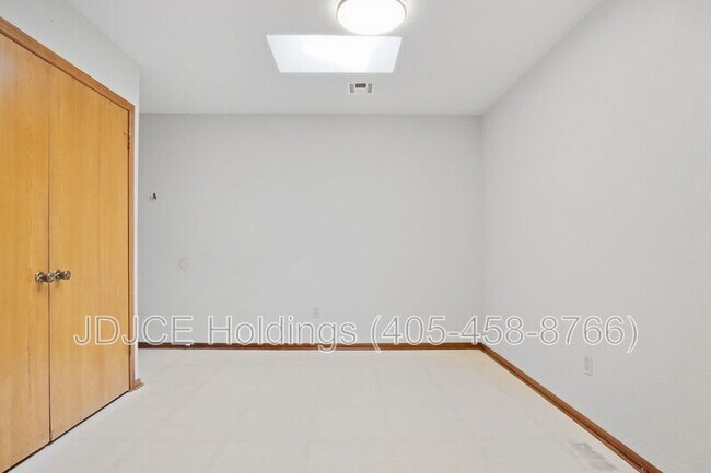 Building Photo - 431 W Curtis Dr
