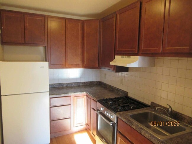 Building Photo - Available June 2026 Gorgeous Studio Beautiful Remodeled Apartment
