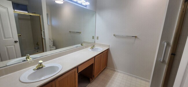 Building Photo - 4 Bedroom Home in Elk Grove