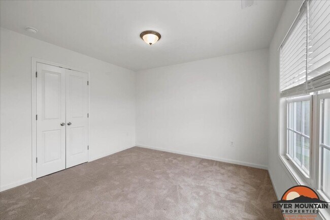 Building Photo - Spacious Three Level Home in Pembroke