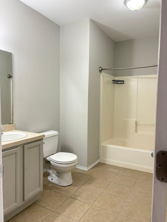 Building Photo - Ozark~ 4 bedroom walkout basement duplex for rent!