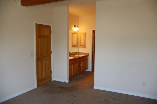 Building Photo - Cozy Two Bedroom Condo