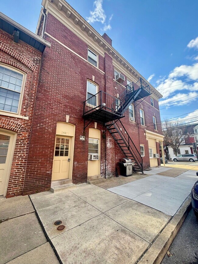 Building Photo - 408 Hand Ave