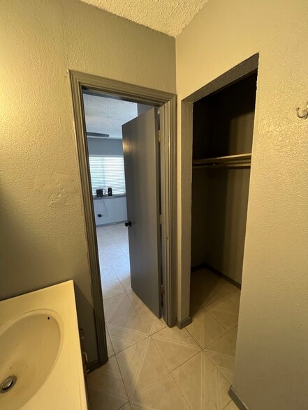 Building Photo - 609 Barcelona Dr