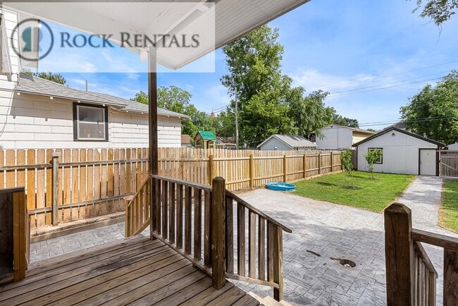 Building Photo - Large Updated Three Bed Two Bath with Patio
