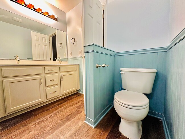 Building Photo - Spacious 3BD/2BA Home in Oak Park | Screened Porch | Large Backyard | 2-Car Garage