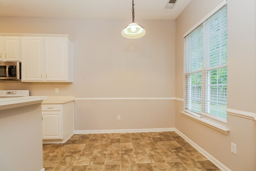 Building Photo - 15541 De Havilland Dr
