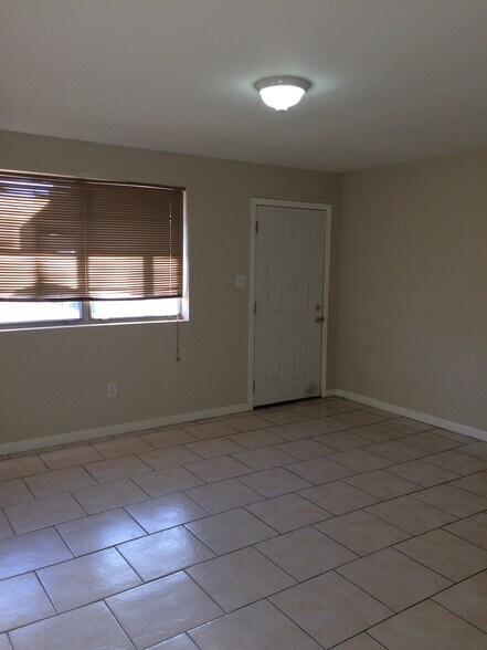 Building Photo - 2350 Lyndell Dr