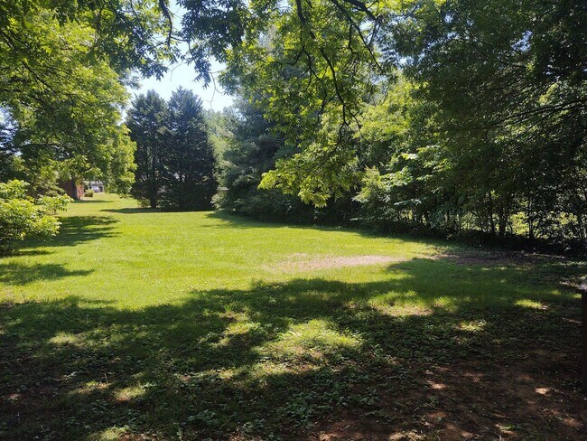 Building Photo - 3 bedroom 1.5 bath house available!   Large yard!