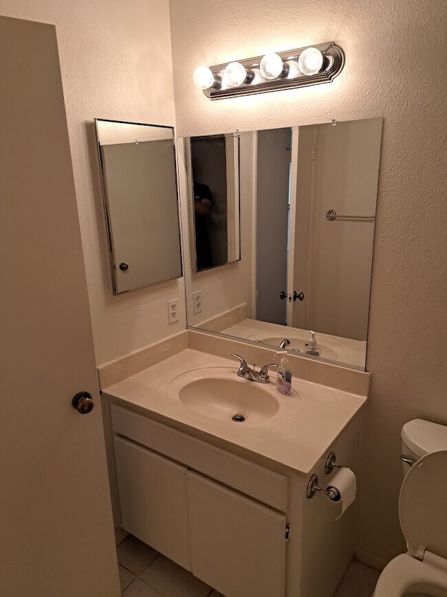 Bed/hallway bathroom - 37727 Maureen St