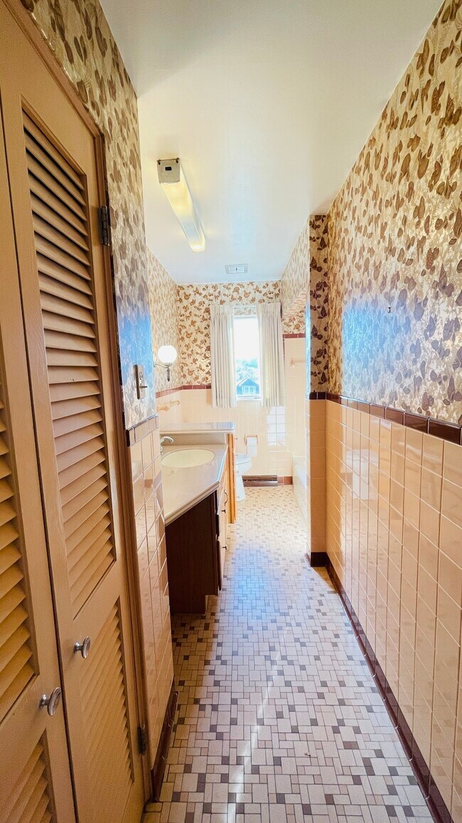 Building Photo - 1491 E Maiden St