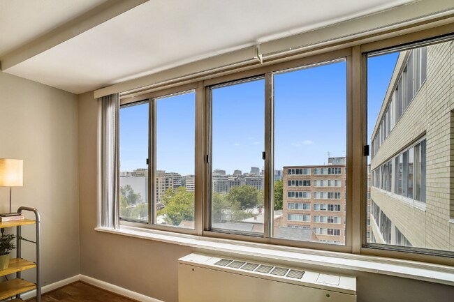 Building Photo - 922 24th St NW