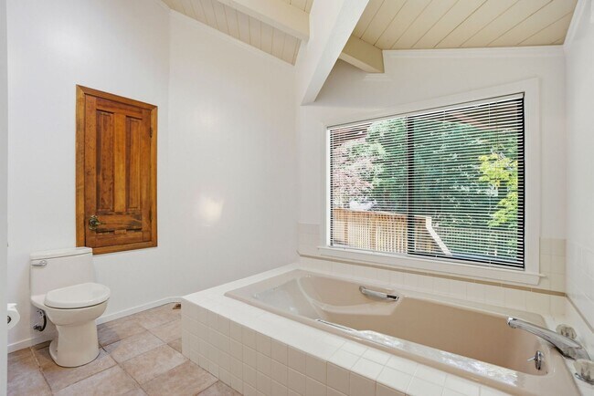 Building Photo - Spectacular 2 story home w/pool in Round Hill Country Club