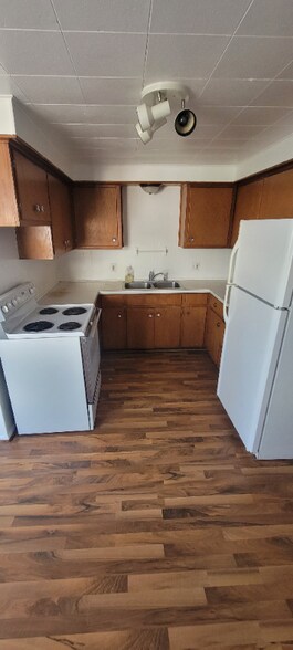 Building Photo - 867 W 5th St