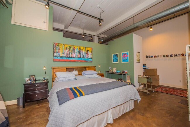 Building Photo - 915 N San Jacinto St