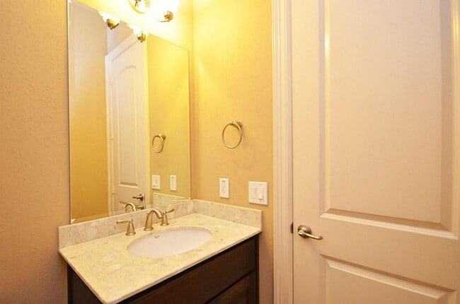 Building Photo - 4802 Fairford Dr