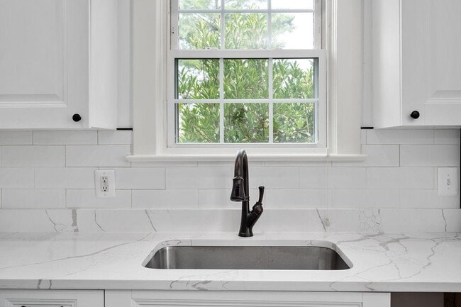 Building Photo - 819 Weedon St