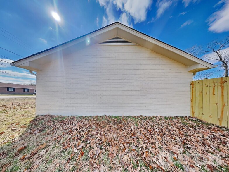 Building Photo - 213 Walnut Crest Dr