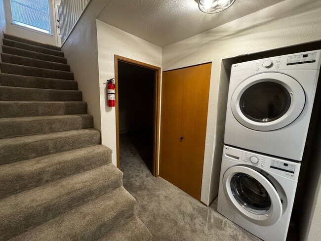 Building Photo - Charming Updated 2-Bed, 2.5-Bath Condo in Bremerton