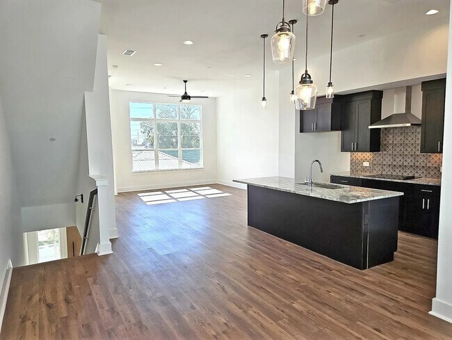 Building Photo - 13325 Bee St