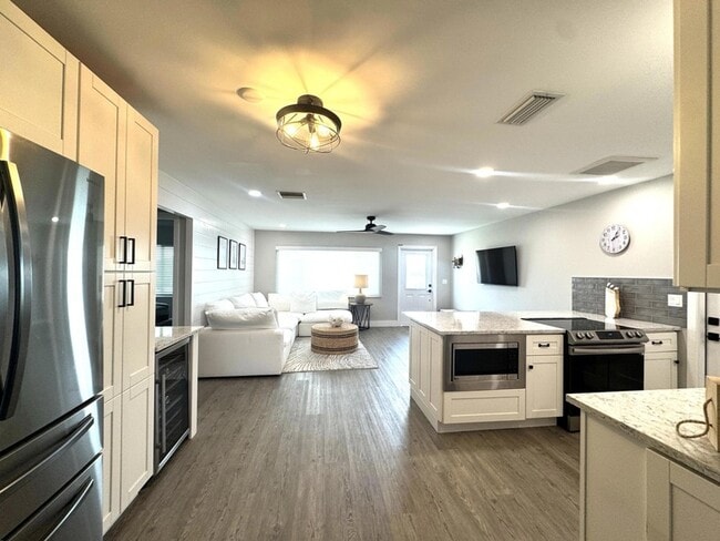 Building Photo - 108 SW 9th St