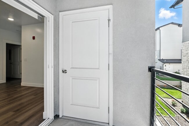 Building Photo - 470 W 15 S