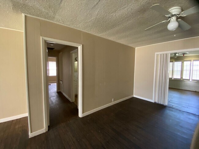 Building Photo - Spacious, remodeled 4 Bed, 2 Bath Home in ...