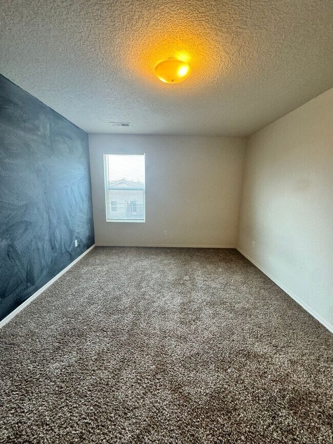 Building Photo - 4 bed 2.5 bath home in Huning Ranch