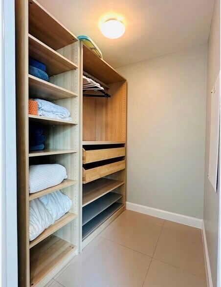 Building Photo - 350 S Miami Ave