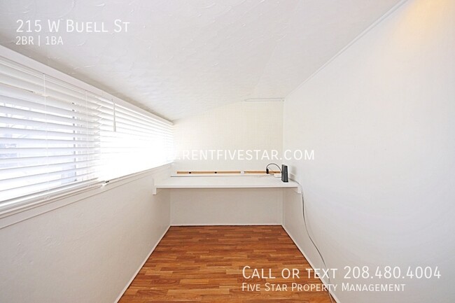 Building Photo - 2 Bedroom Upstairs Apartment With NEW Floo...