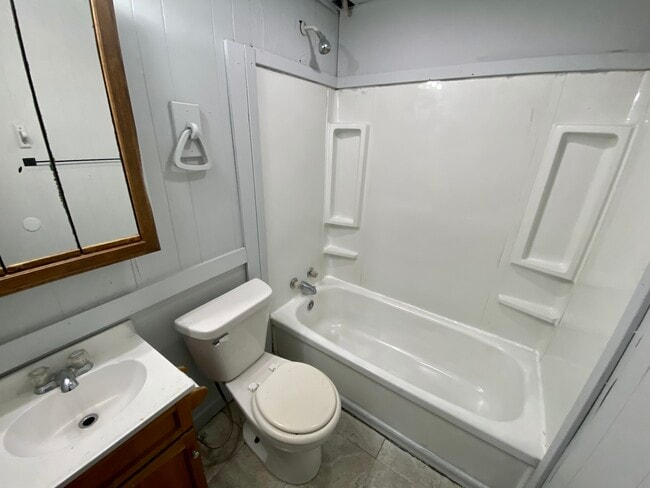 Building Photo - 619 Plum St