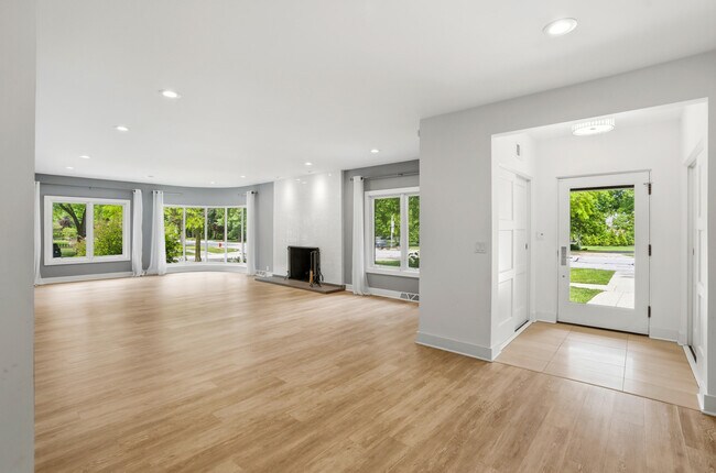 Building Photo - 4515 N Lake Dr