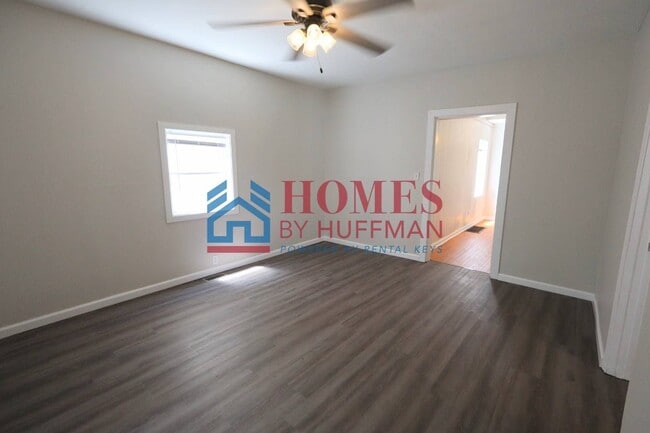 Building Photo - Three Bedroom House