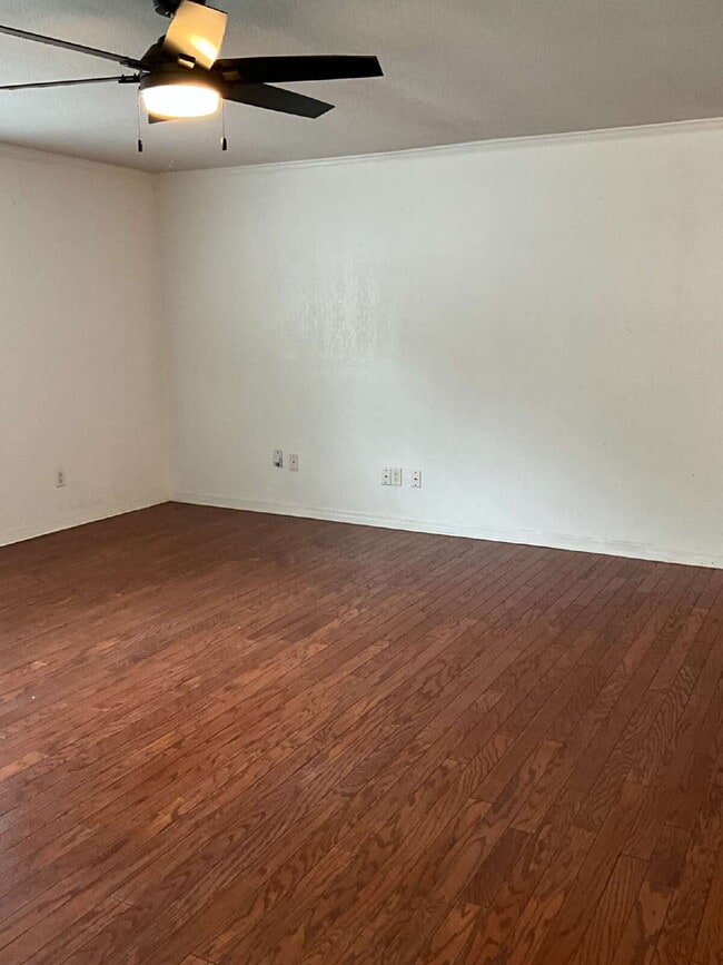 Building Photo - 3 bedroom 2 bath Single Family Home with N...