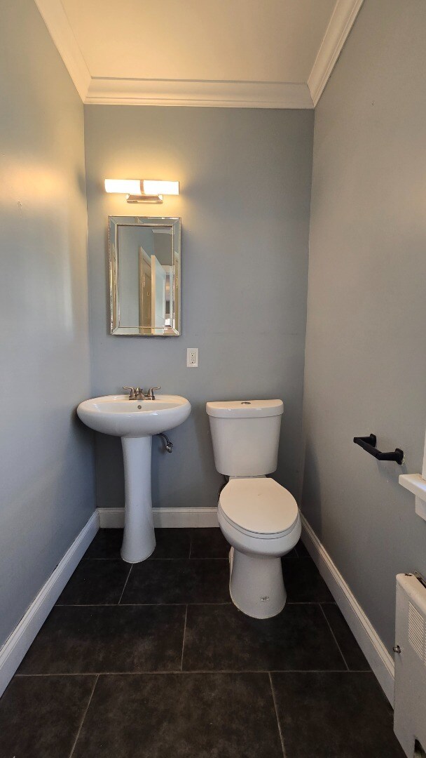 Building Photo - Renovated 3BR/1.5BA | 1,200 Sq Ft | Pet Friendly | Off-Street Parking | Available