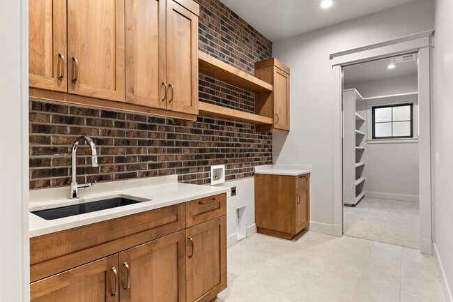 Building Photo - 116 S Carbon Rivet Ave