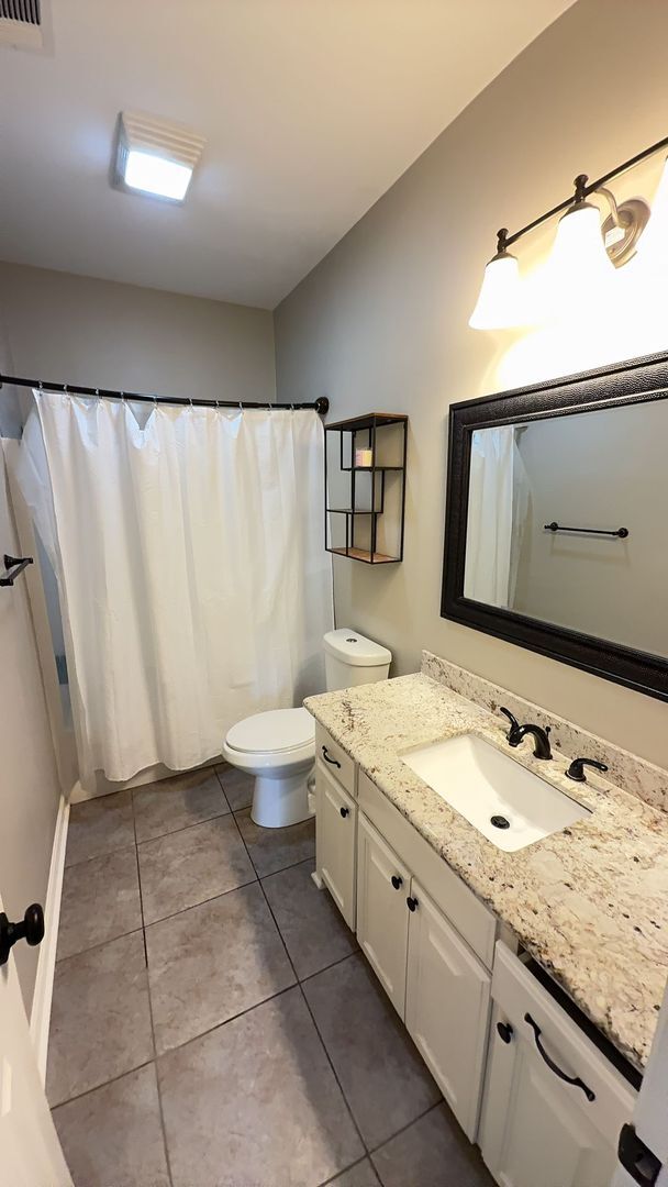 Building Photo - 3 Bedroom 2 Bath home located in coveted L...