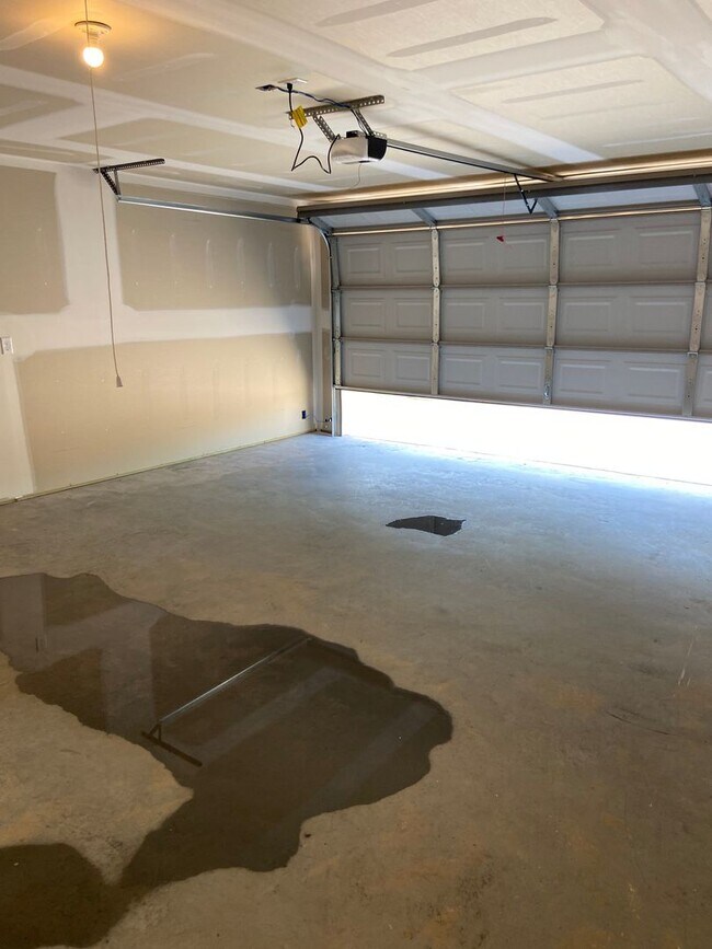 Building Photo - Pre-Leasing Now! Modern Three Bedroom | Two Bath Home in Conrad Court
