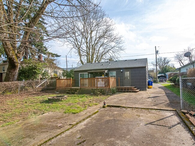 Building Photo - $500 off 1st month! Adorable 3-bdrm/1-bath in Kenton. Hardwoods, deck, W/D, huge fenced backyard,...