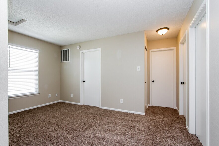 Building Photo - 2041 Dutch Elm Dr