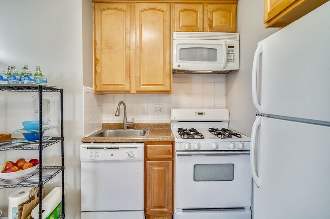 Building Photo - 922 24th St NW