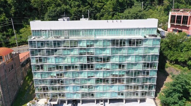 Building Photo - 100 Thompson Ln