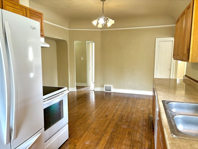 Building Photo - Historic Milwaukie 3 bedroom bungalow with...