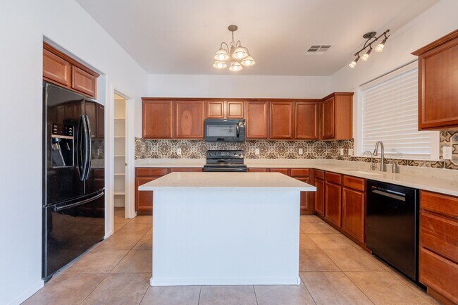 Building Photo - 4500 E Del Rio St