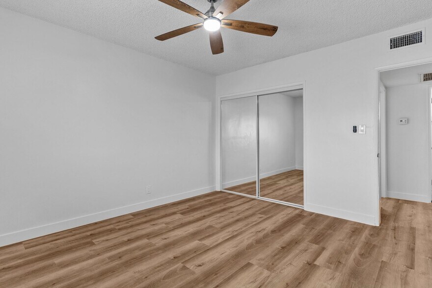 Building Photo - 112 E Buckthorn St