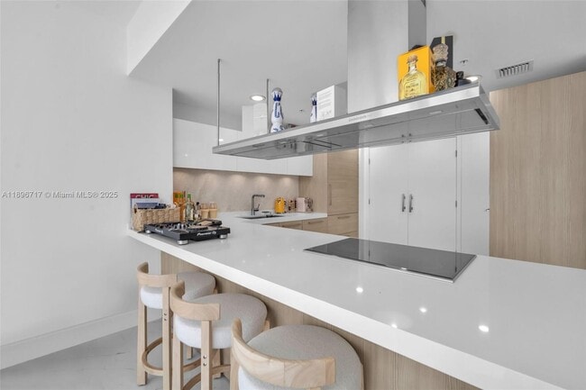 Building Photo - 17111 Biscayne Blvd