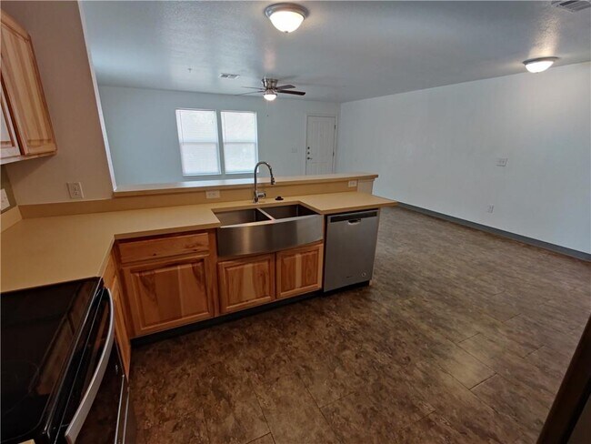 Building Photo - 702 W 6th St